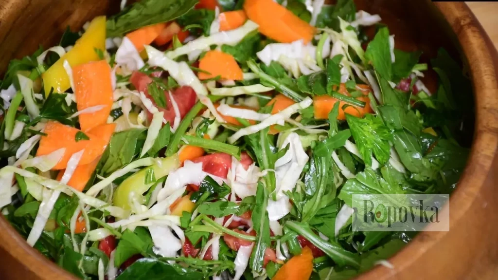 Зеленый салат с рукколой, помидорами и шпинатом